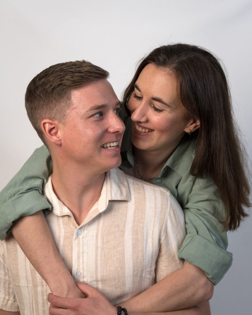 Mann und Frau lachen