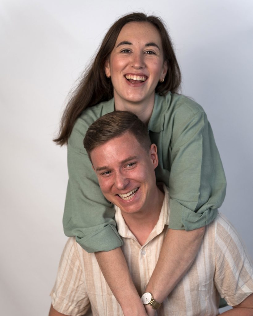 Mann und Frau lachen