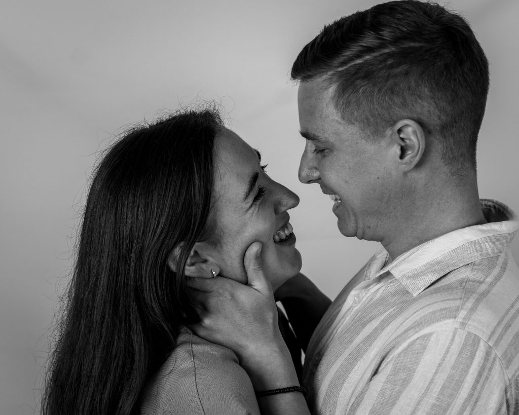 Mann und Frau lachen