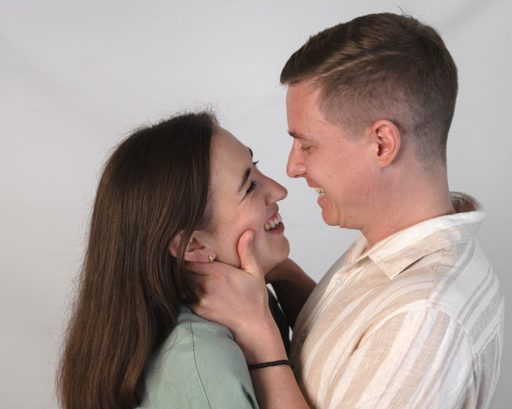Mann und Frau lachen