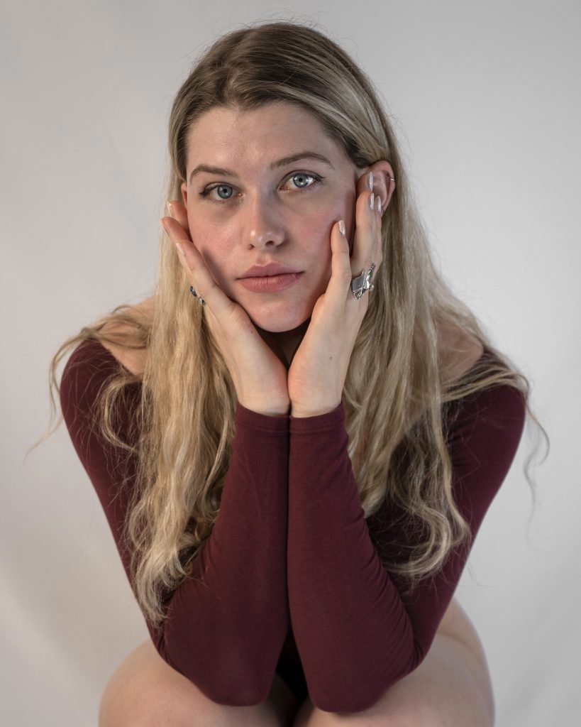 Frau mit rotem Oberteil
