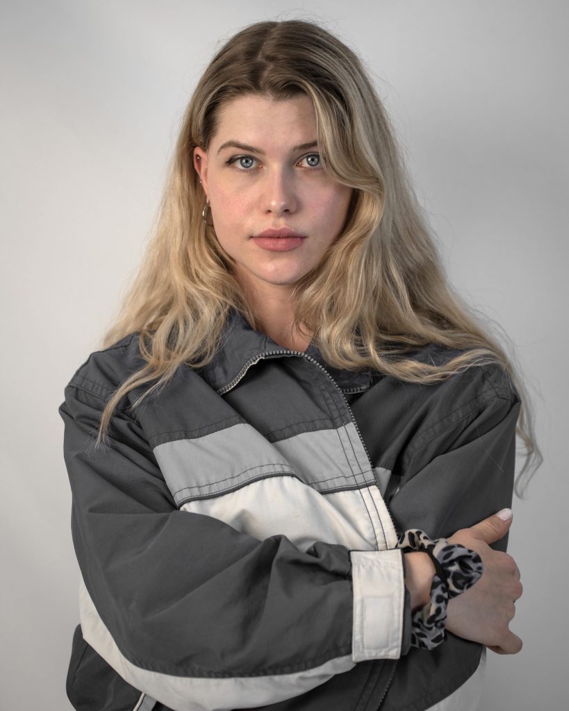 Frau mit Jacke